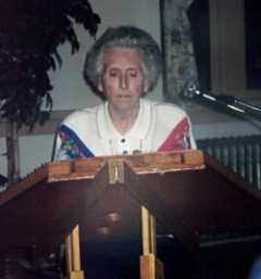 Patty Looman at hammer dulcimer