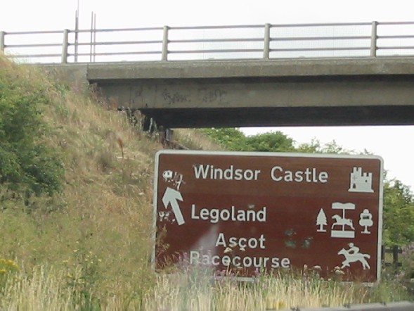 Image of sign as we approach Legoland
