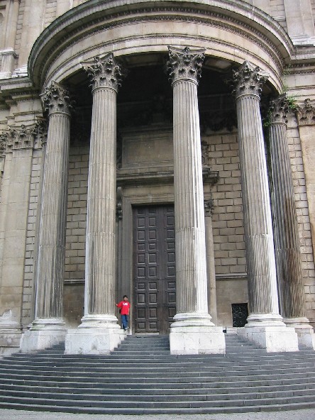 Image of Scott on the Steps of
St. Paul's Cathedral