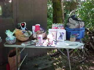 Image of second table with more raffle items, Sunday, August 6, 2000